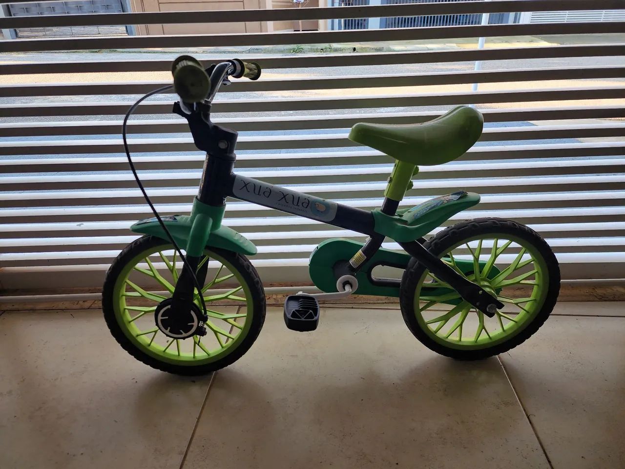 Bicicleta infantil aro 12 com rodinhas - Foto 2