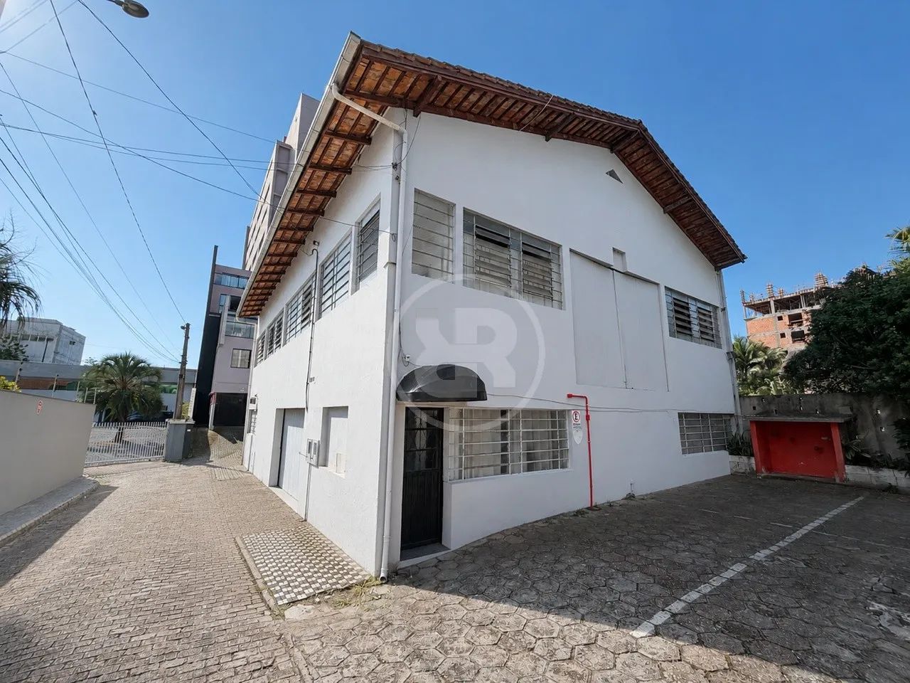 Galpão Comercial com 198m², Escritórios e Área Logística, para Alugar Próximo ao Centro, n