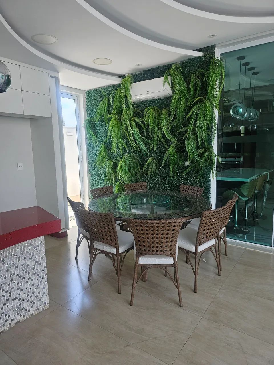 Conjunto de mesa com 8 cadeiras em Junco