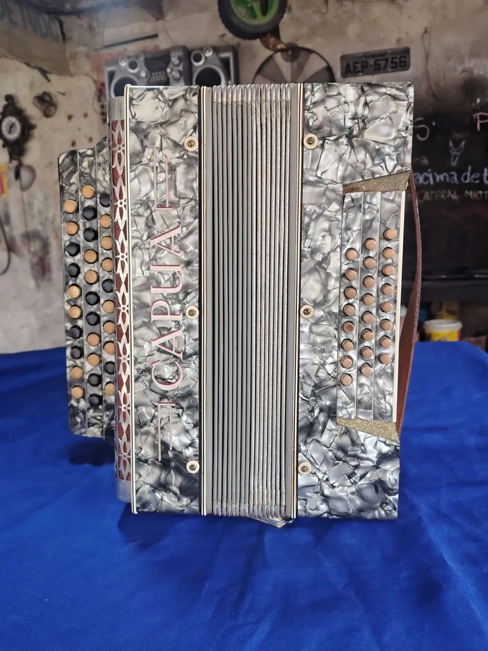 Acordeon cromática C e Grif 24 baixos - Foto 4