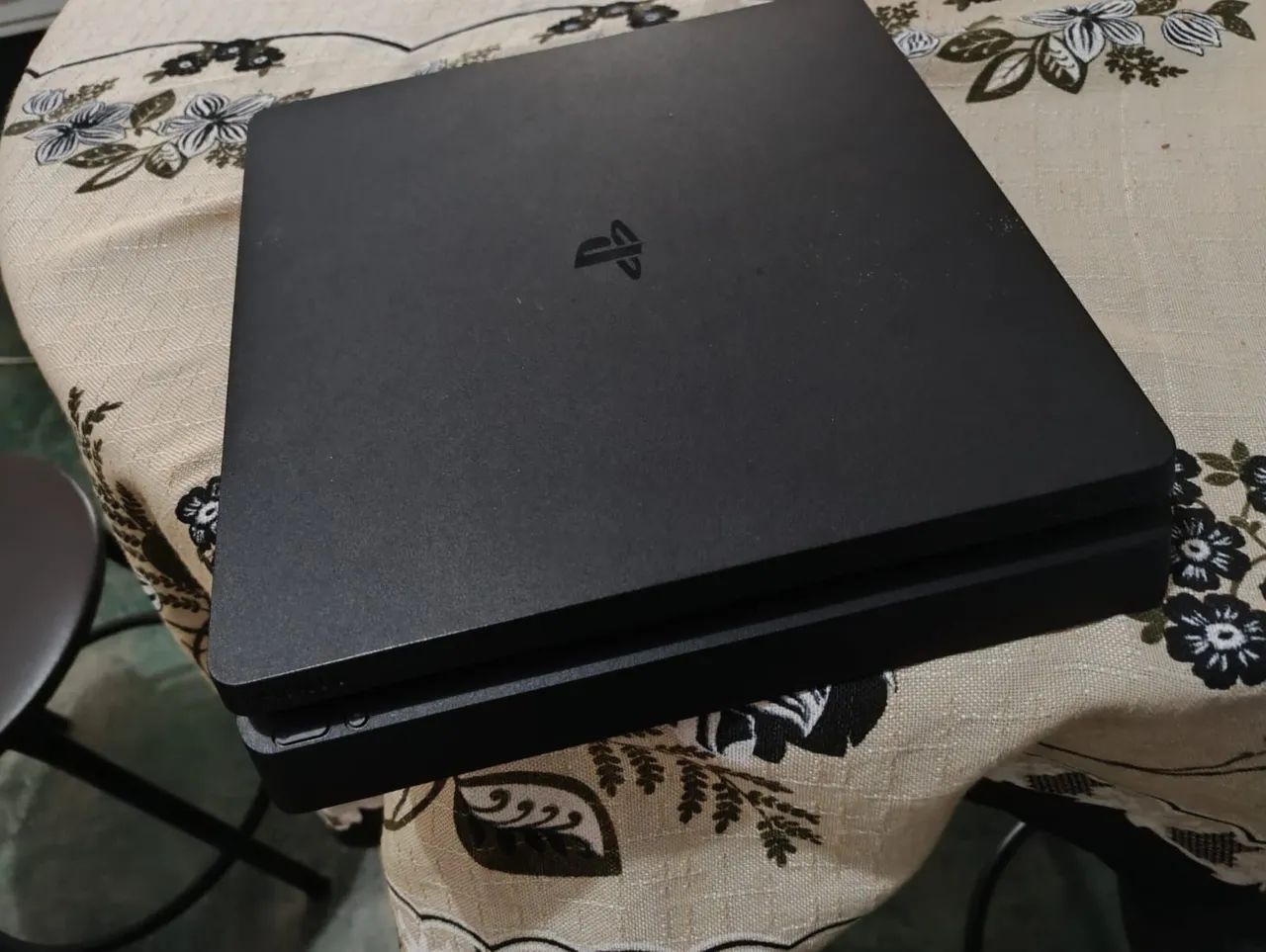 Vendo PS4 slim 1TB com caixa - Foto 2