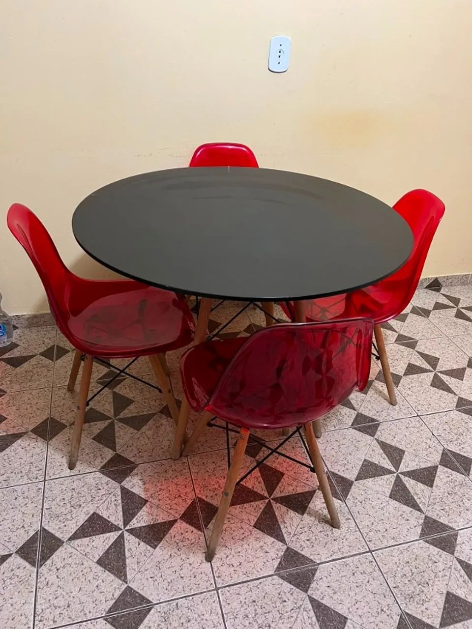 Mesa de jantar redonda + 4 cadeiras 