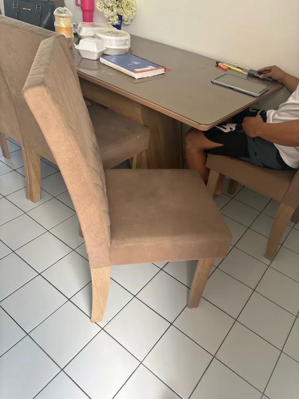 Mesa de madeira com 6 Cadeiras - Foto 2