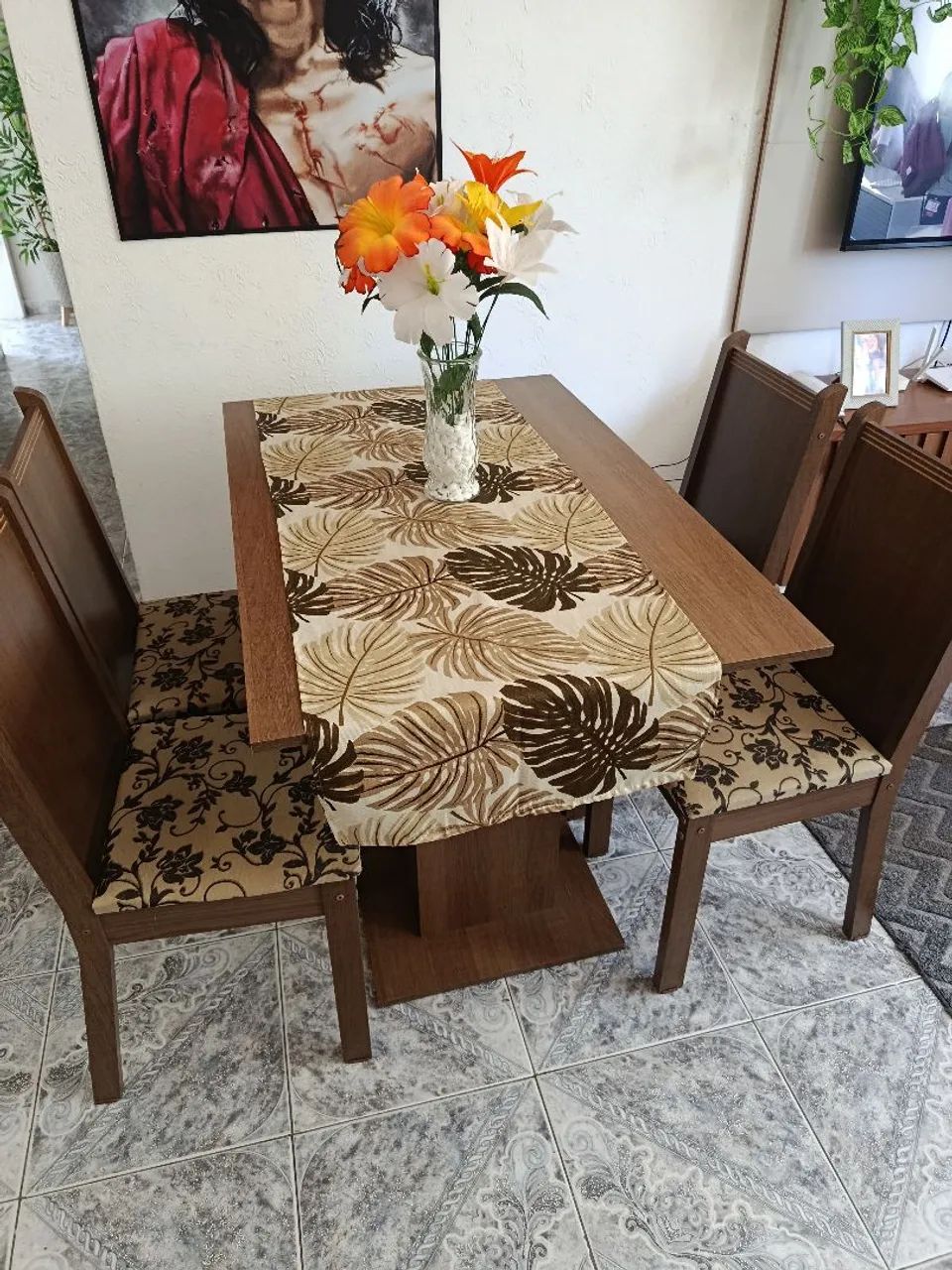 VENDO MESA DE JANTAR COM 4 CADEIRAS - Foto 3