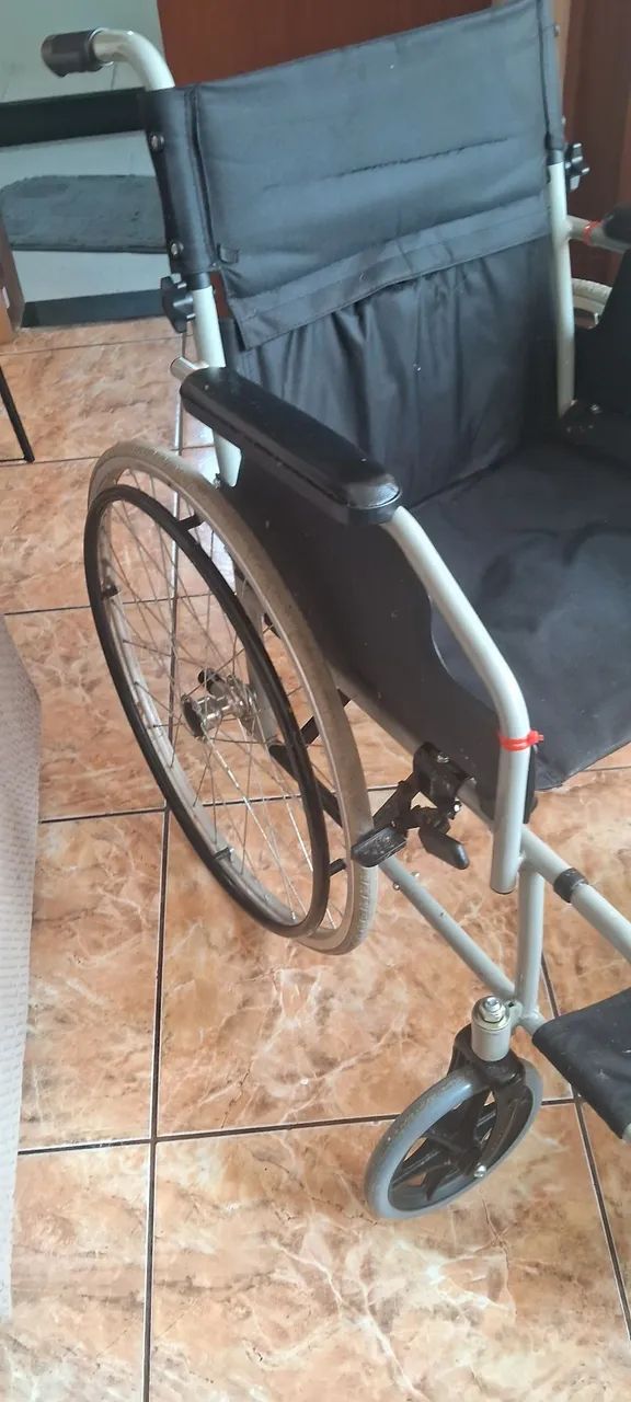 Cadeira de rodas e cadeira de banho  - Foto 3