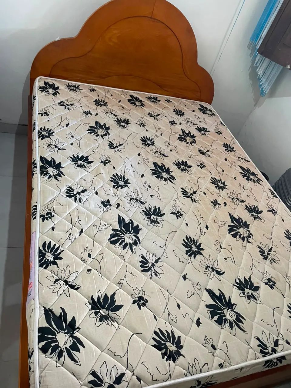Cama de Casal de madeira e colchão  - Foto 4