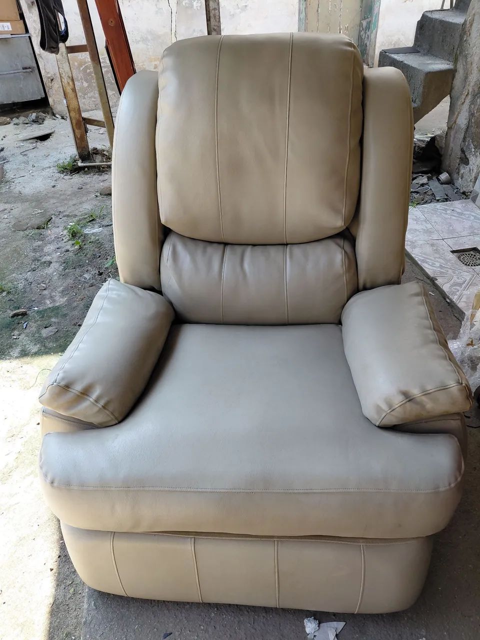 Vendo uma poltrona reclináveis de massagem em ótimo estado de conservação funcionando.  - Foto 2