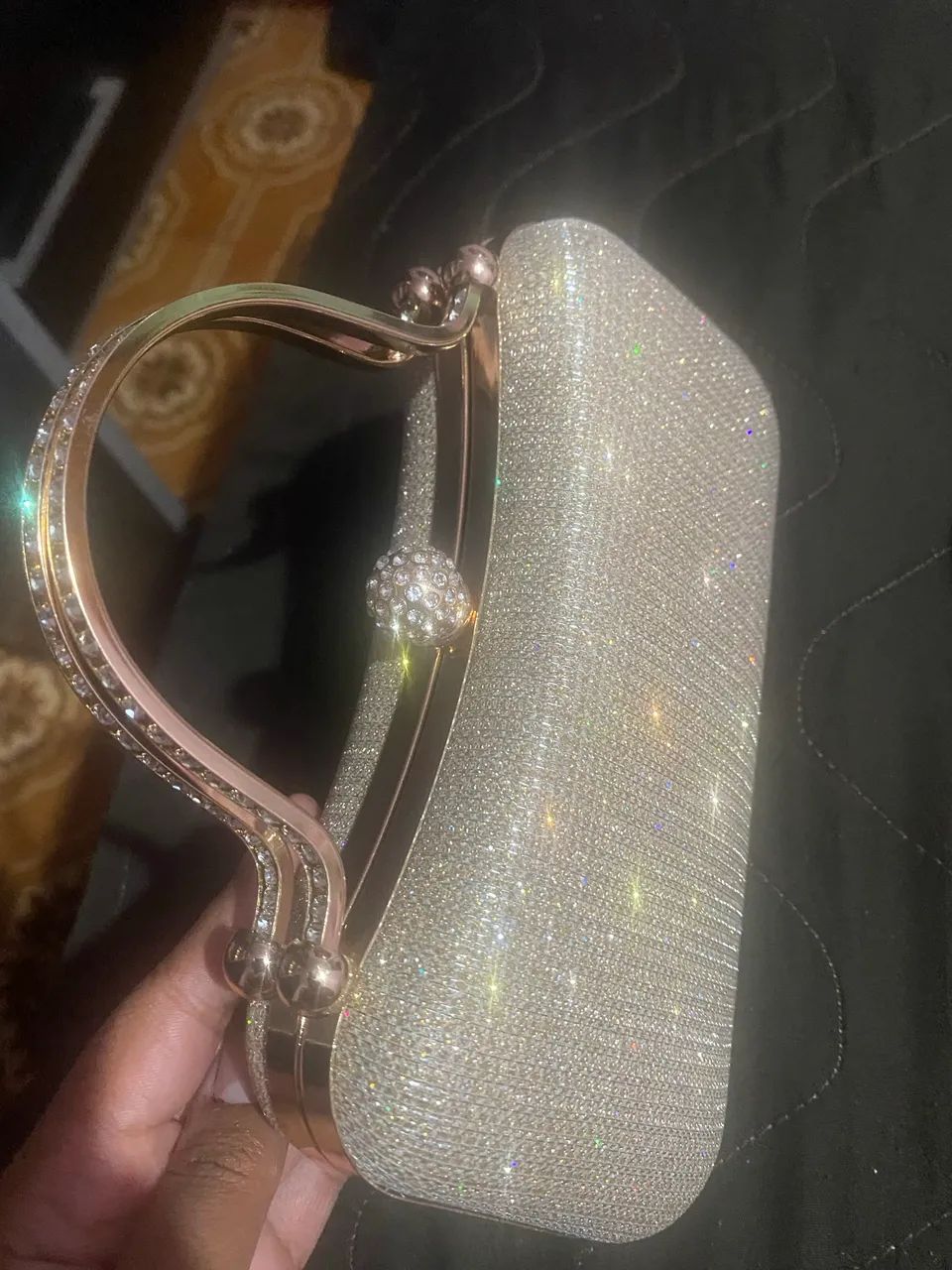 Vende se bolsa de mão dourada  - Foto 2