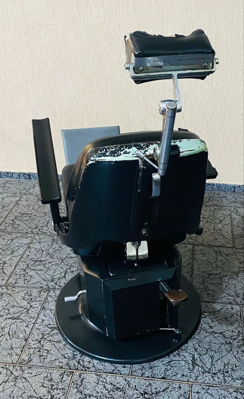 RELÍQUIA CADEIRA DE BARBEIRO FUNCIONANDO PERFEITAMENTE  - Foto 5