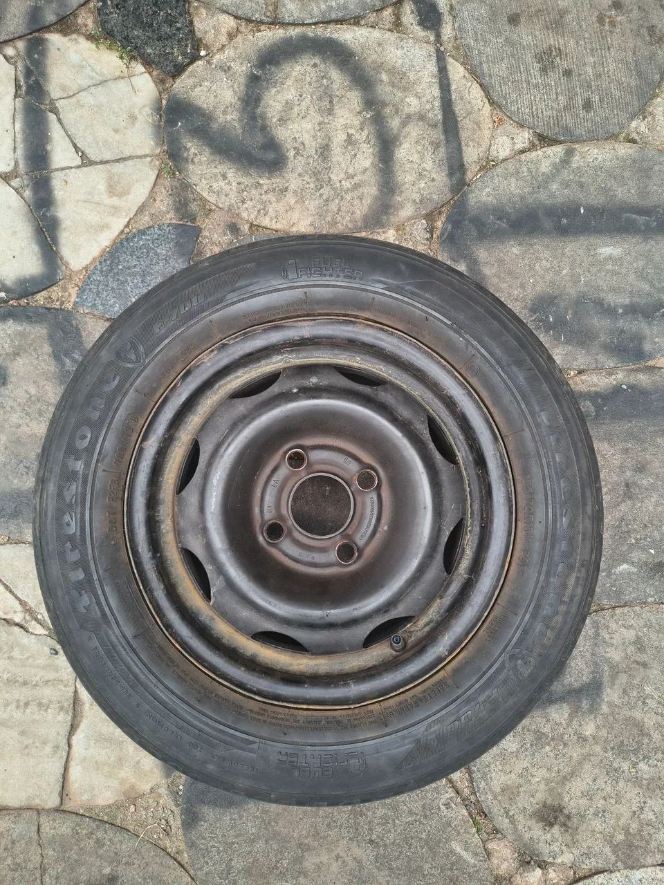 Pneu R13 com roda de ferro - Foto 3