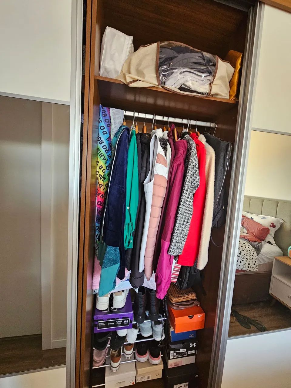 Guarda Roupas com porta de correr e espelhos - Foto 4