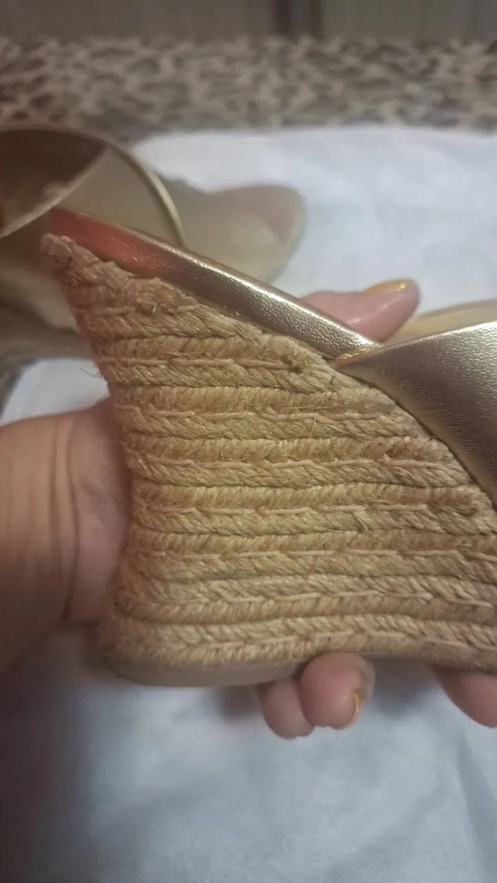 Sandalia Arezzo anabela dourada - Foto 3