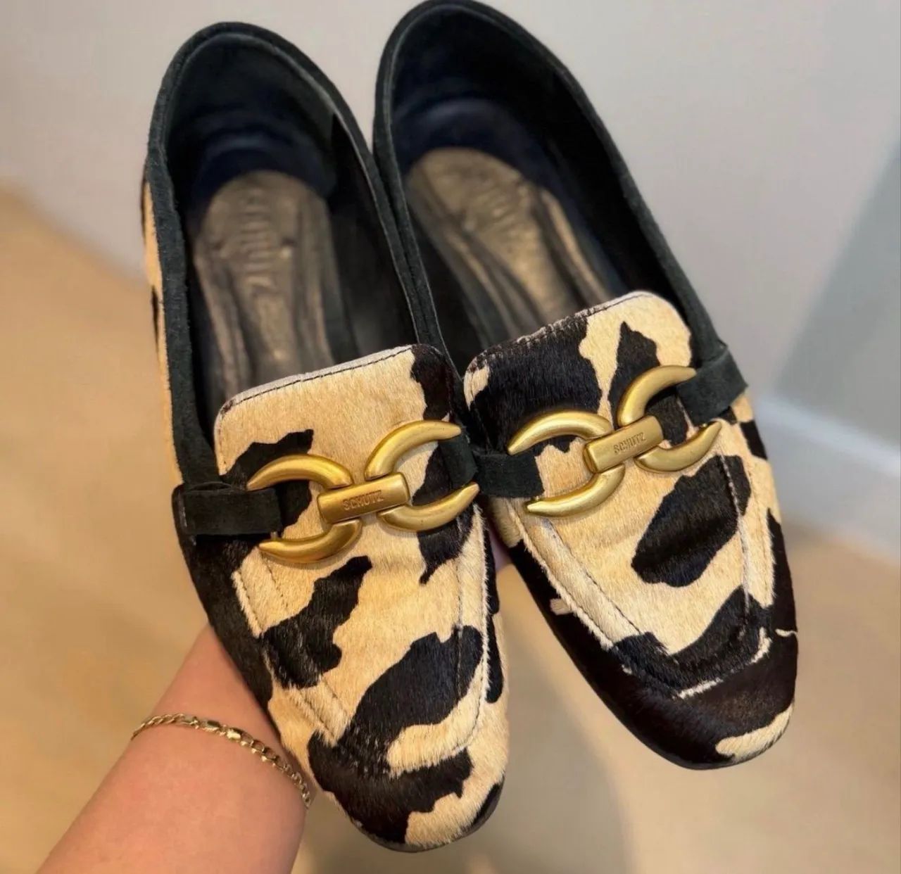 Mocassim com fivela dourada 35