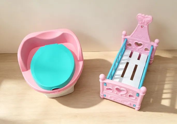 Troninho infantil  mais berço  de boneca   - Foto 2