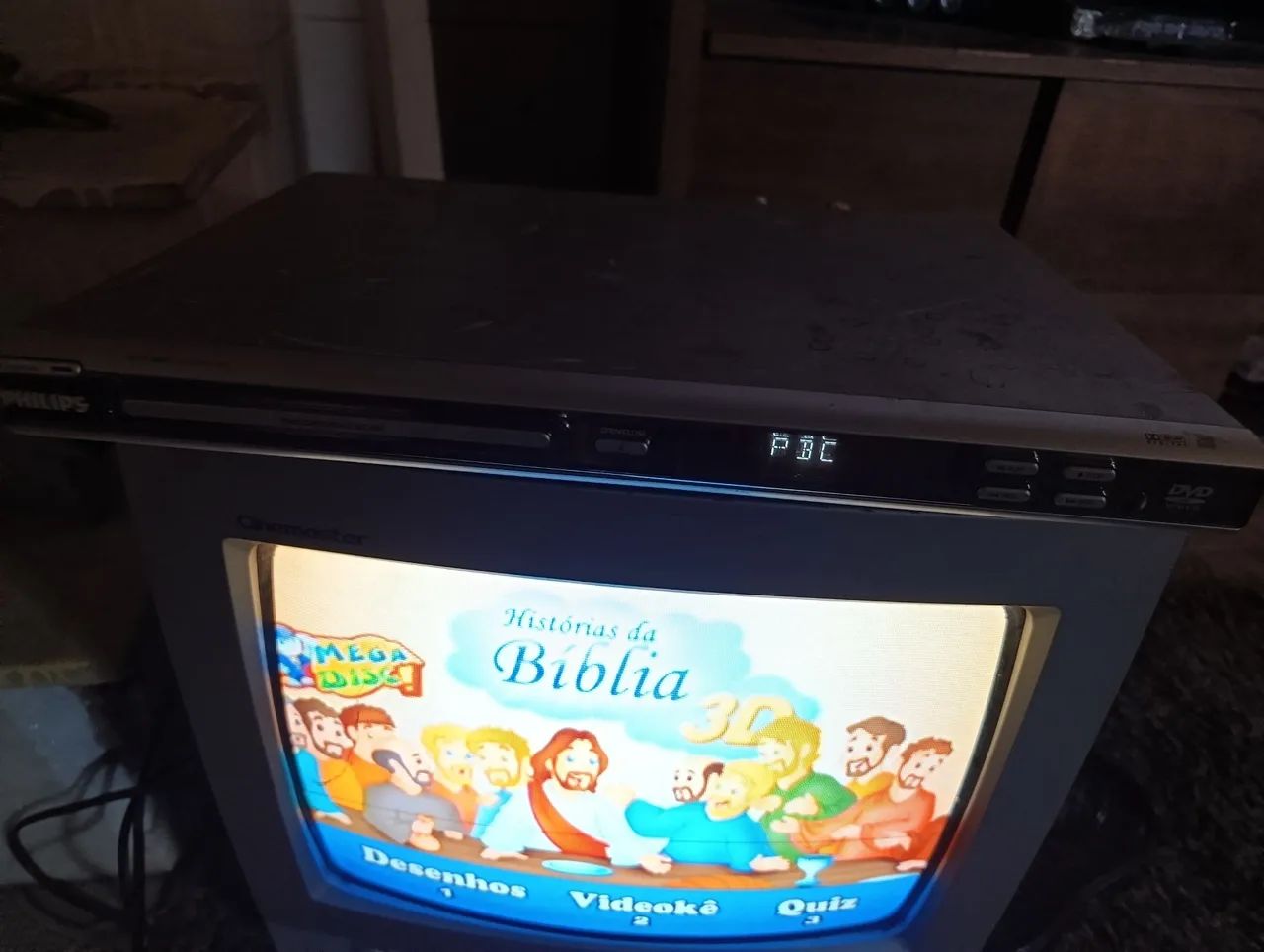 TV de tubo CINZA 14 polegadas, com um pq arranhado na tela 