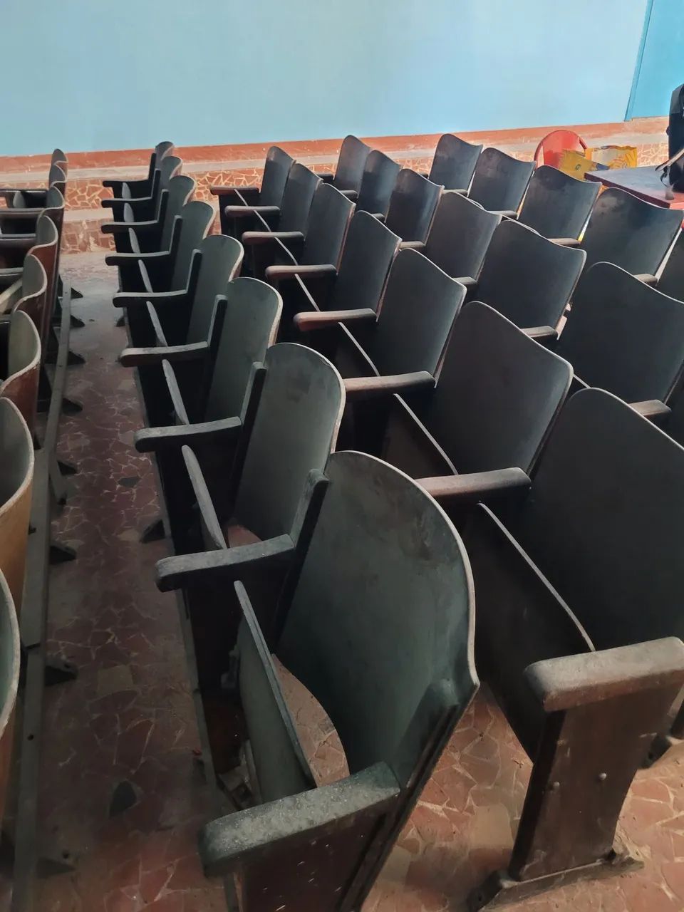 Cadeira clássica de cinema de madeira antiga - Foto 4