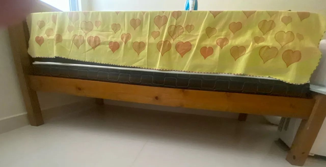 Cama de solteiro de madeira com colchão