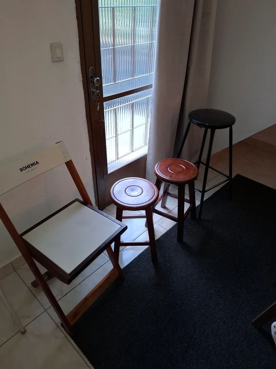 Vendo colchão casal e solteiro e cadeiras - Foto 2