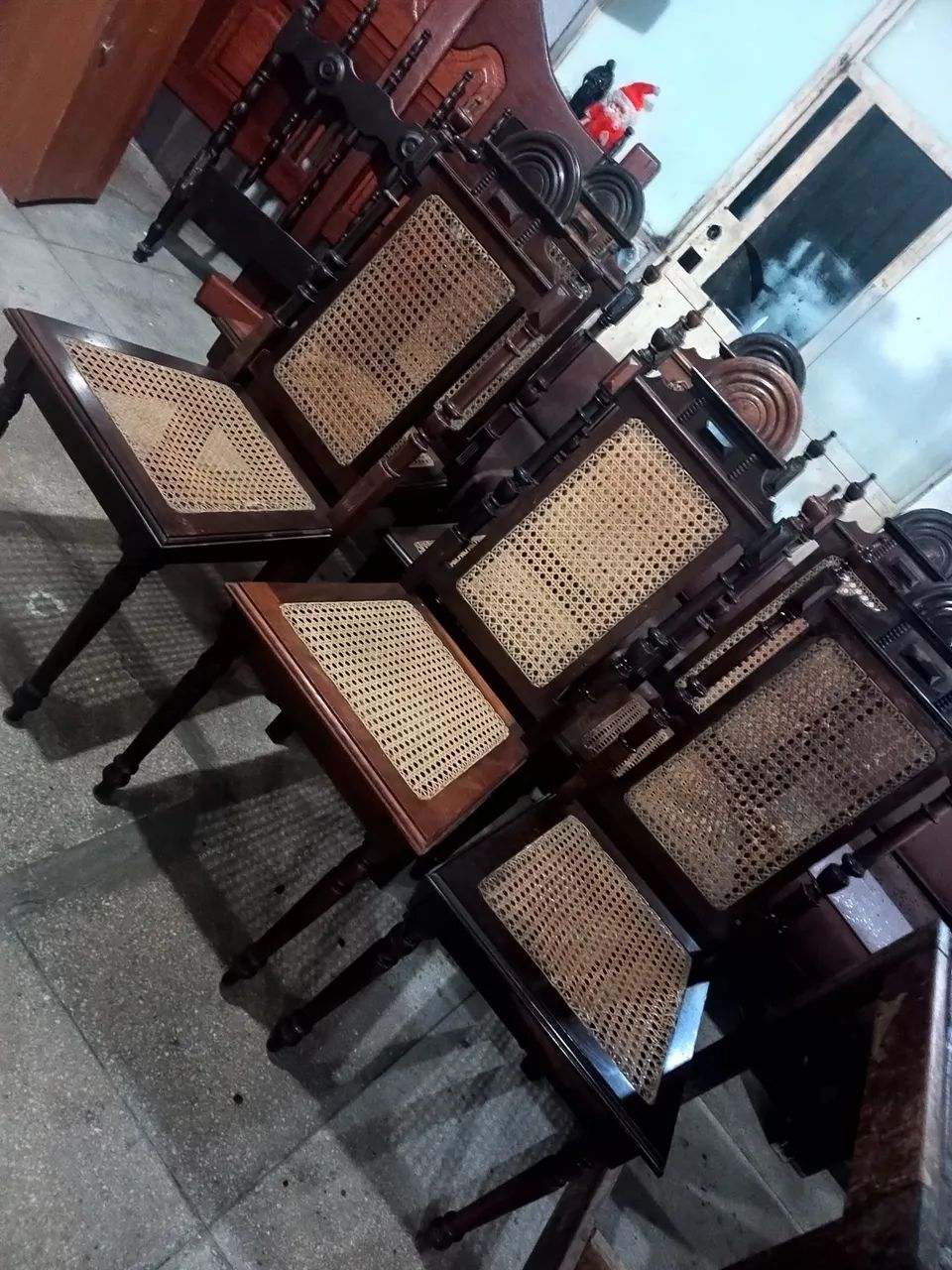 6 cadeira de madeira colonial com palhinha  - Foto 2