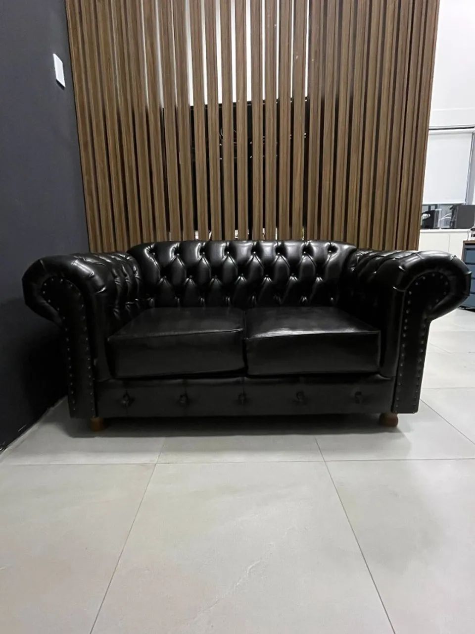 Sofá Chesterfield preto couro ecológico 2 lugares - Foto 3