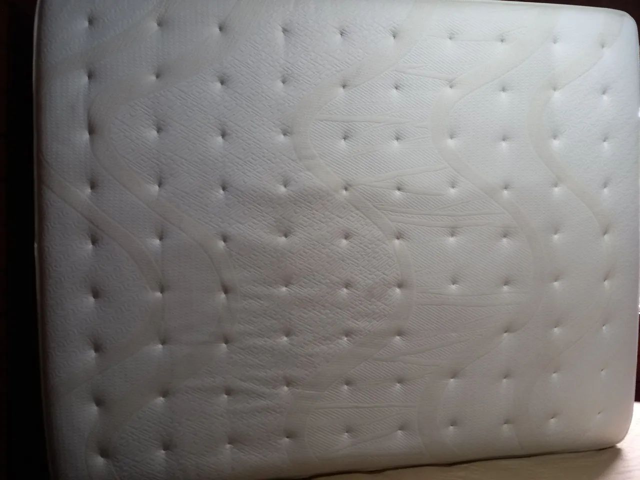 Colchão com molas ensacadas e tecnologia de espuma da nasa