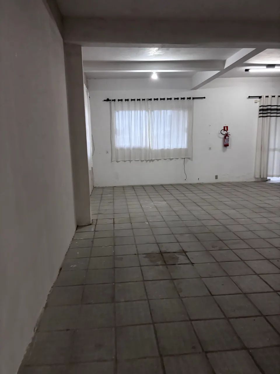 Sala comercial grande a poucos passos da Praia do Sonho  - Foto 4