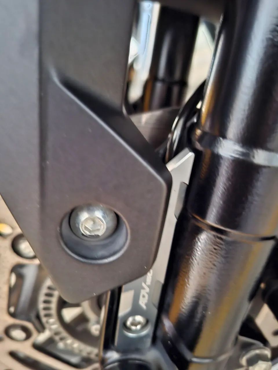 Protetor do ABS dianteiro da ADV 160. - Foto 4