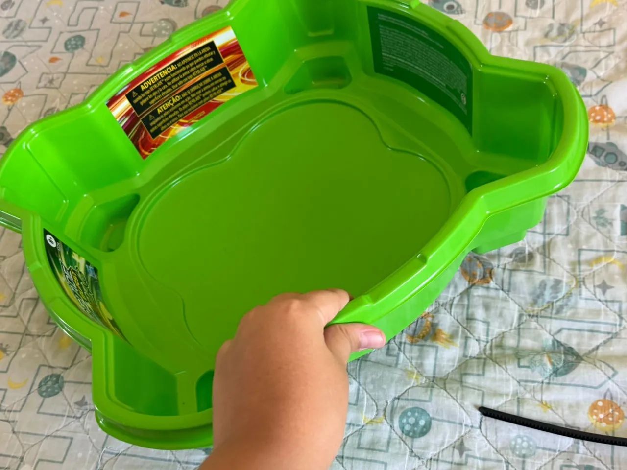 Beyblade, com arena e dois bayblades e dois lançadores - Foto 5