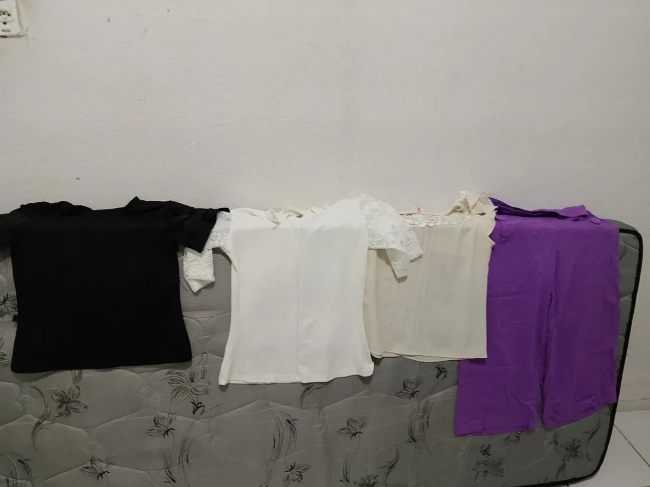 Vendo blusas por 5 reais - Foto 2