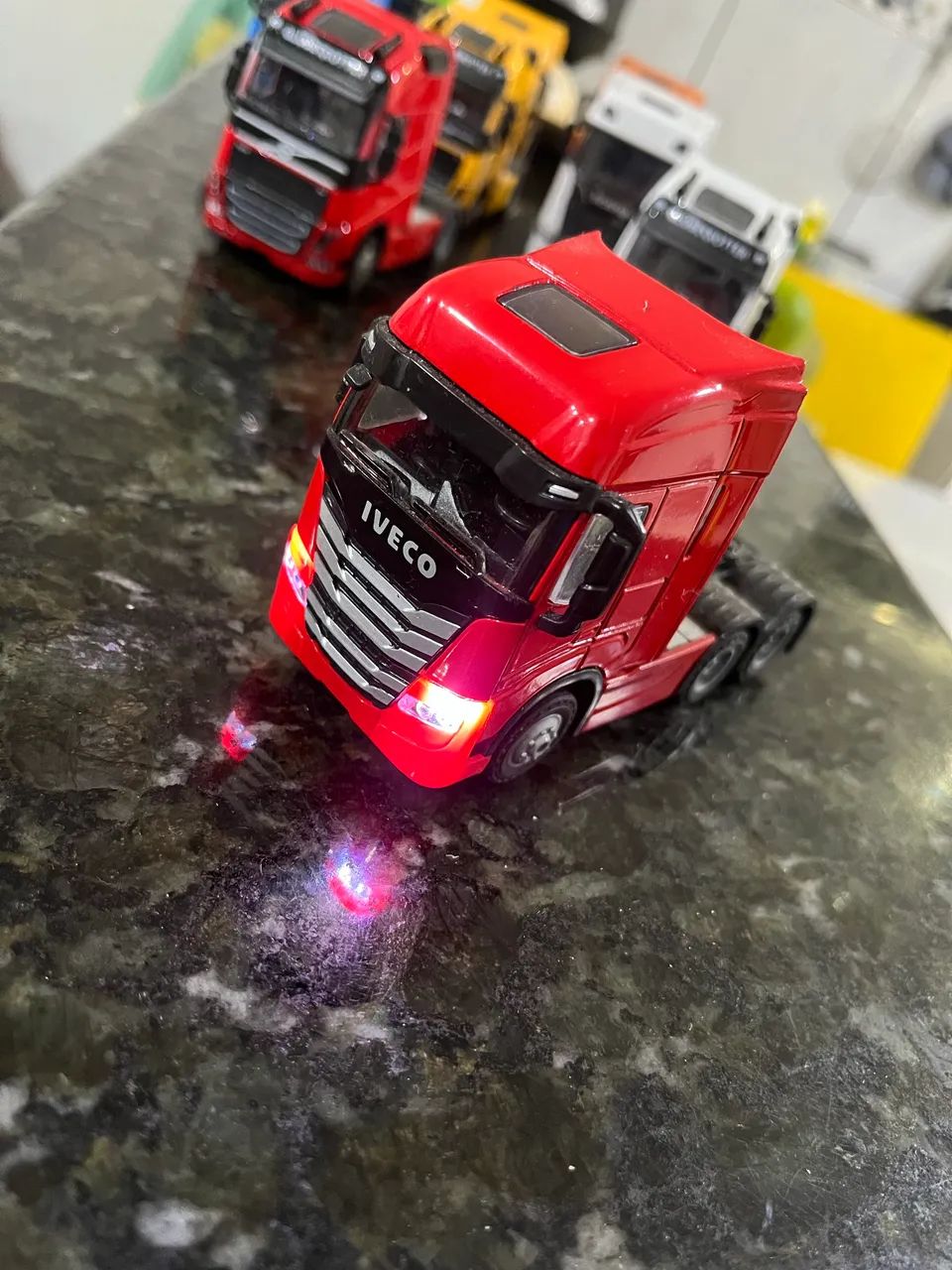 Caminhões Scania, Volvo - Foto 2