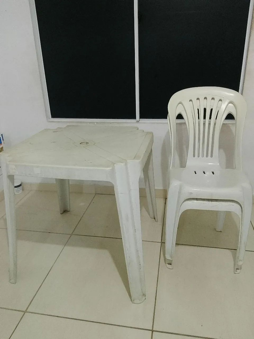 Mesa de plástico duas cadeiras 