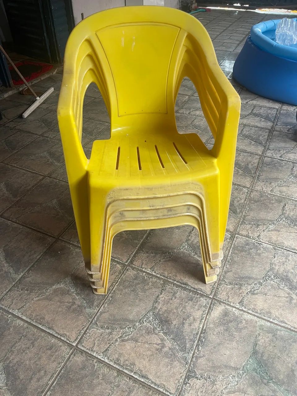 Vendo 4 cadeiras de plástico amarela  - Foto 2