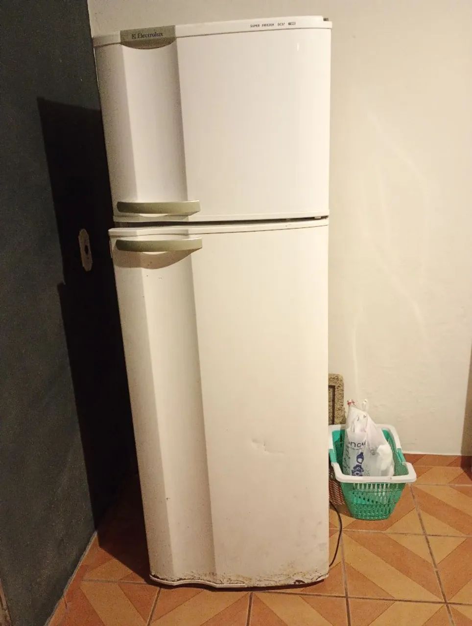 Geladeira Eletrolux trocar porta - Foto 3