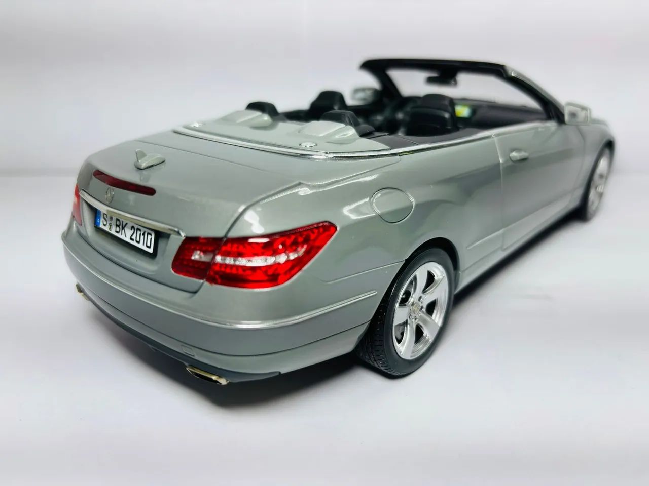 Miniatua Mercedes Benz Classe E500 1/18 - Foto 2