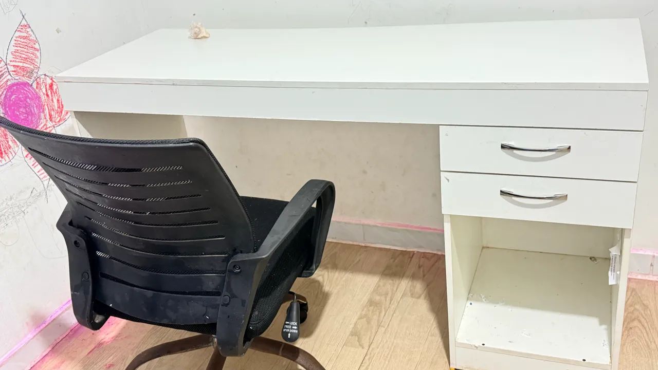 Mesa  de Estudo Com Gavetas e Cadeira de estudos
