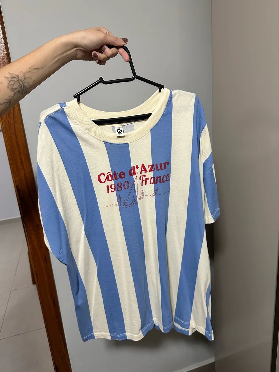 Camiseta Hering feminina, listrada azul e branca