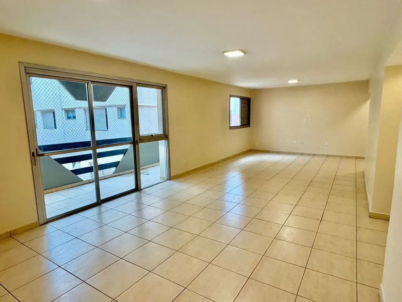 Apto Edificio Leão XIII no Setor Oeste, possui 173m2 com 4 quartos sendo 1 suíte , Sala Gr