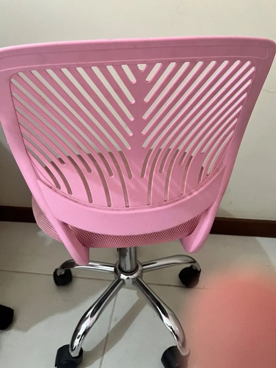 Vendo cadeira giratória na cor rosa - Foto 3