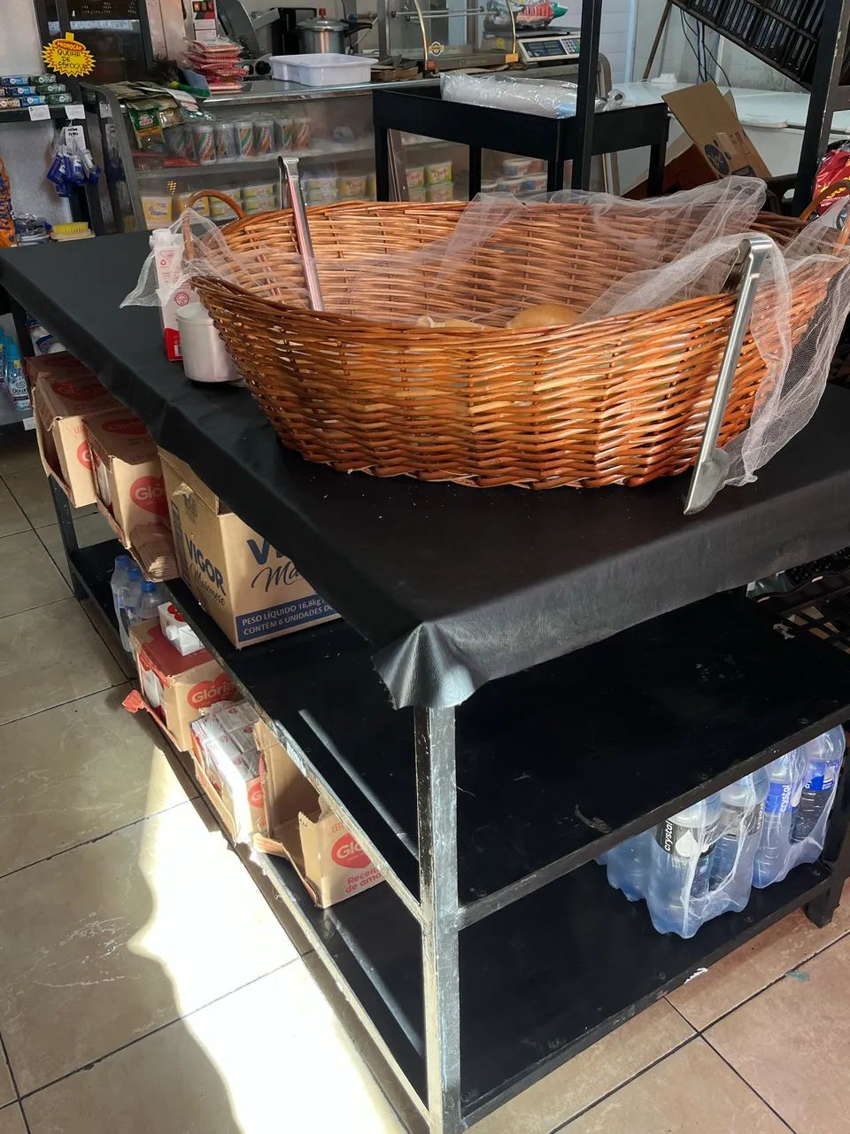 Mesa grande com prateleira