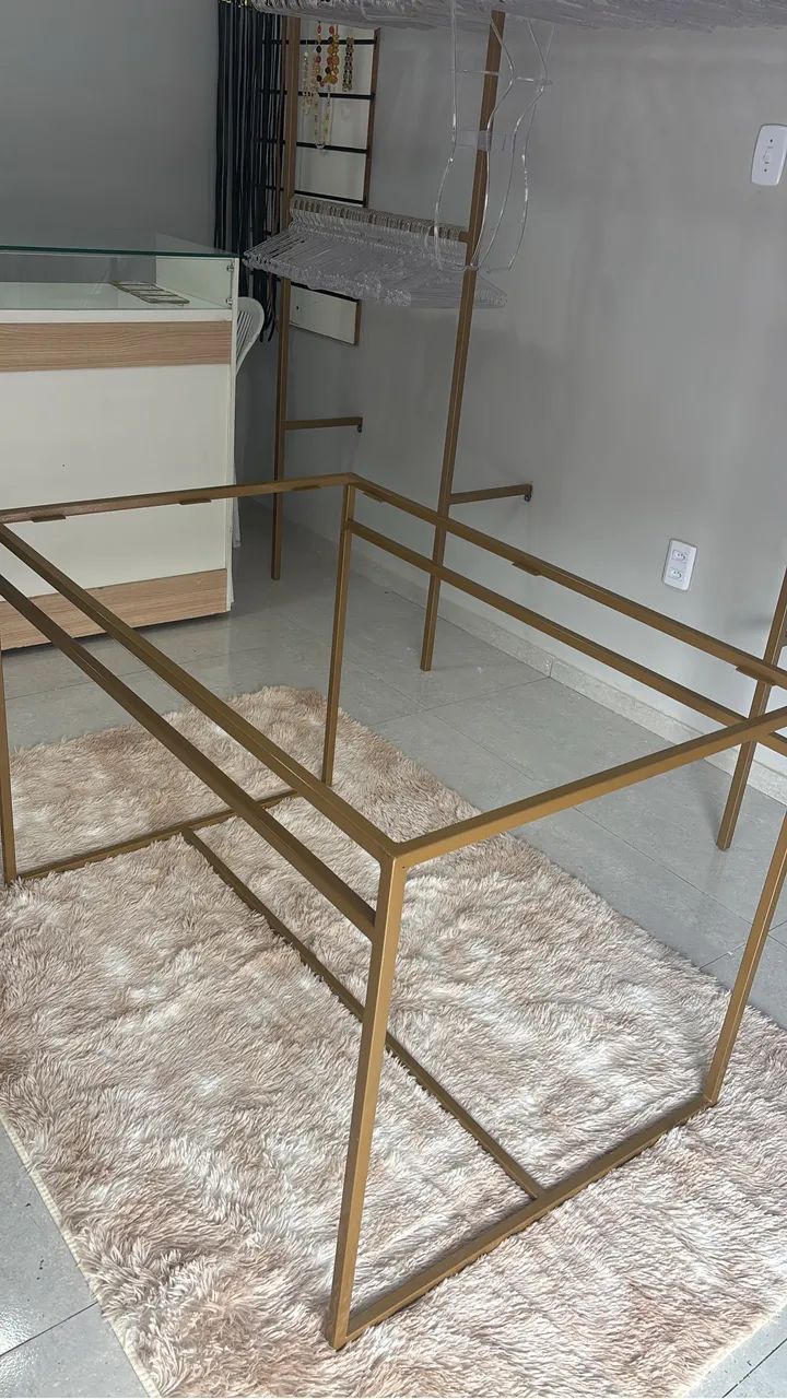 Vendo mesa para loja em Metalom seminova