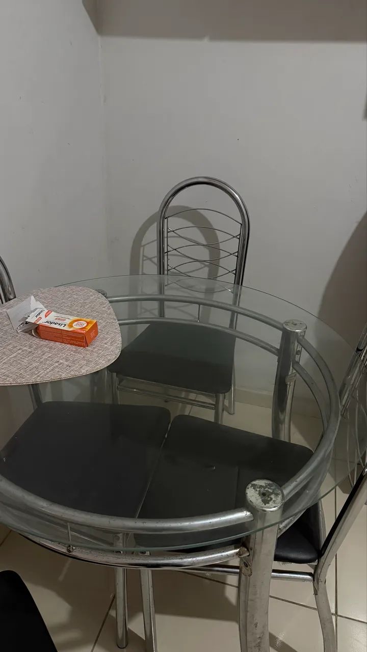 mês com 4 cadeiras 