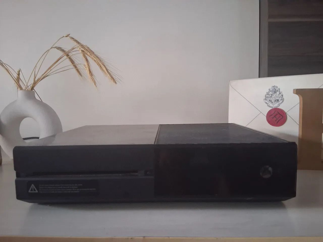 Xbox one funcionando perfeitamente, com um controle.