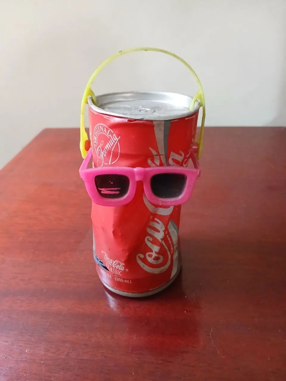 Lata coça cola dançante