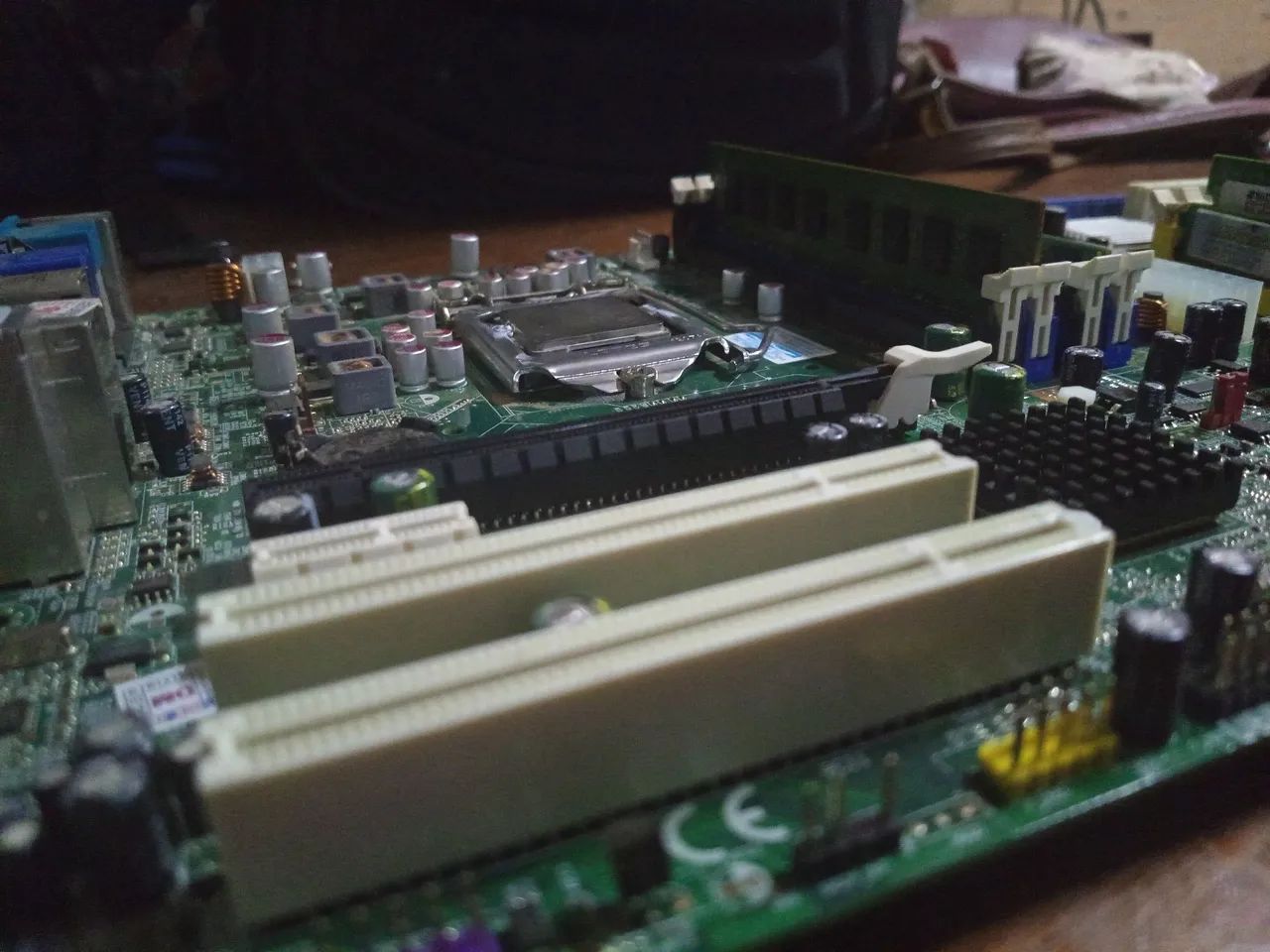 2 placas mãe as 2 com processadores e 4 GB em cada a,uma com i5 e outra com dua-lcore