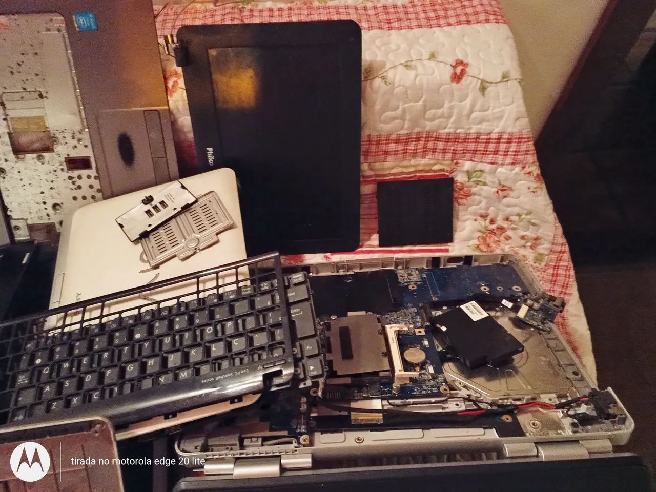 Mala com peças de notebooks para reparo e reaproveitamento de peças