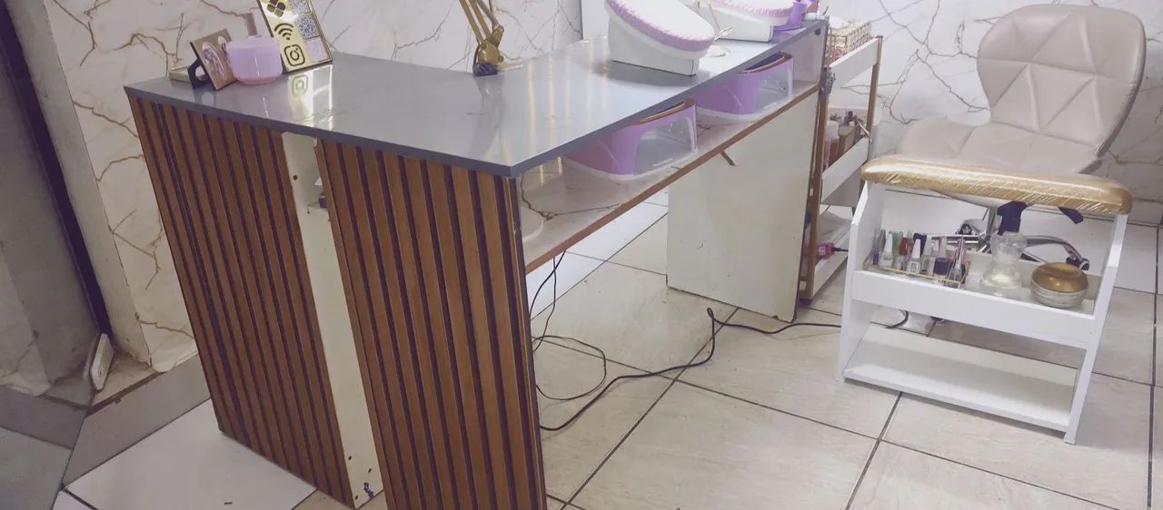 VENDO UMA MESA DE MANICURI