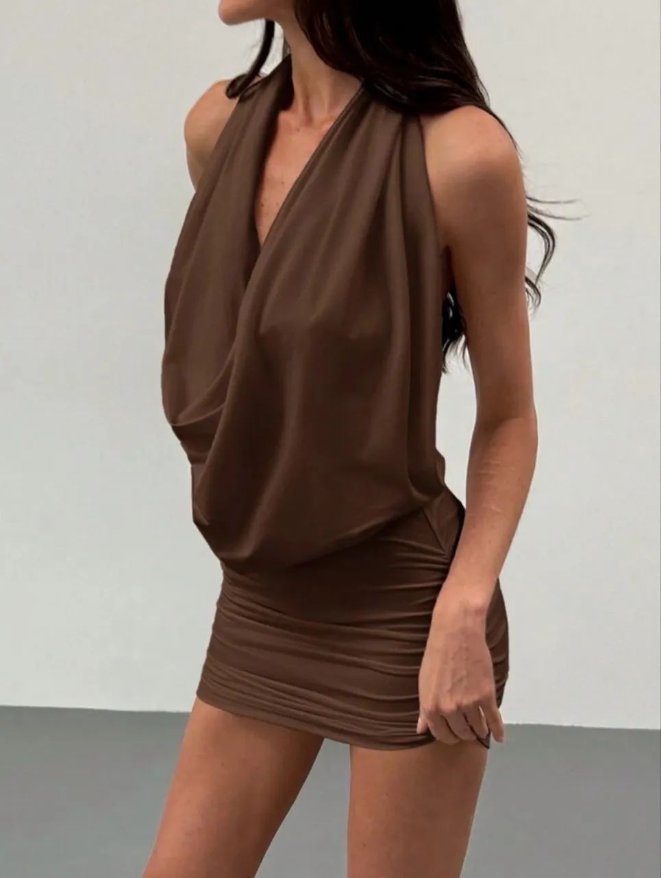 Vestido Marrom colo em V profundo e costas nuas  - Foto 2