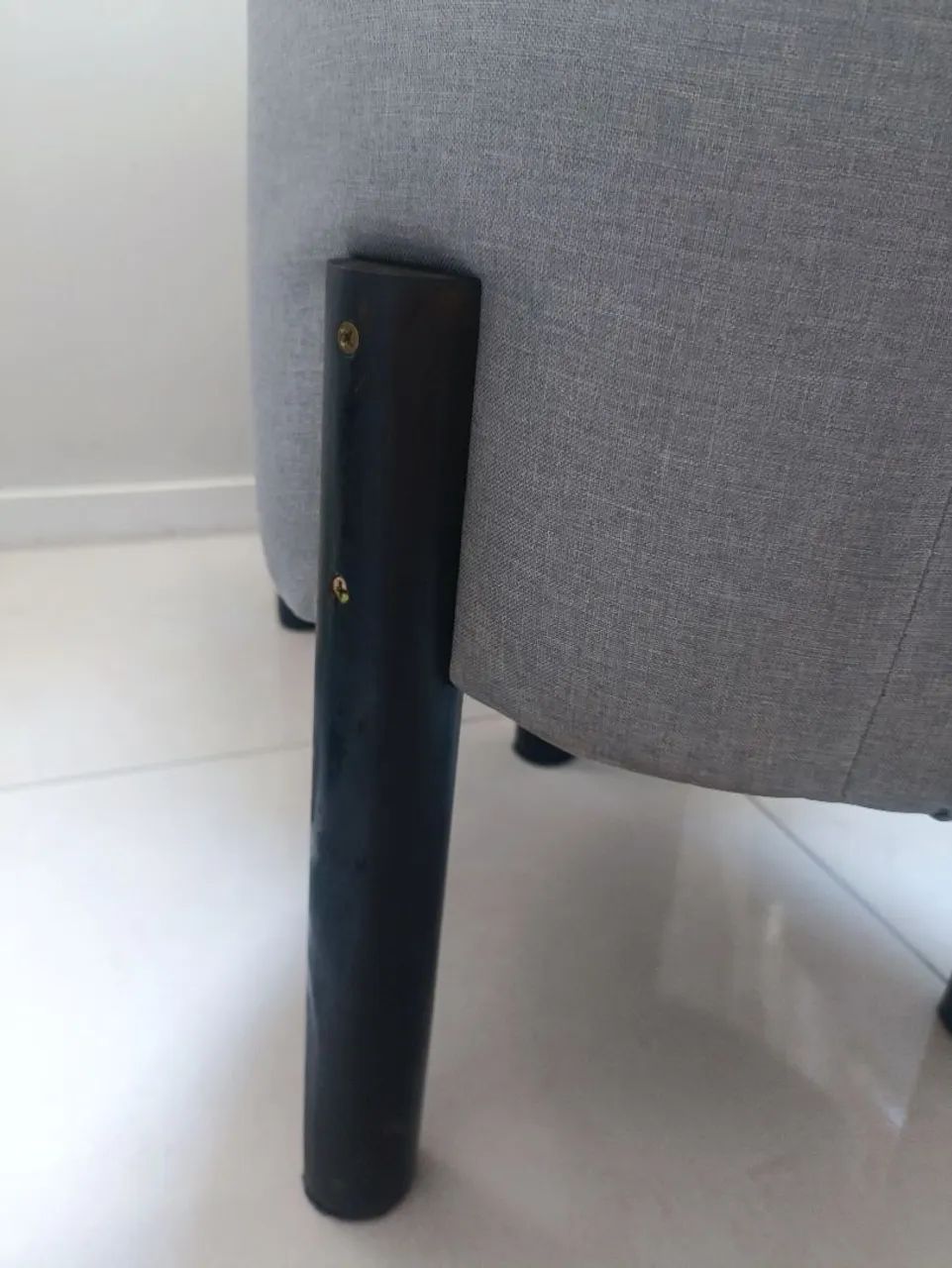 2 Puffs Decorativos Cinza