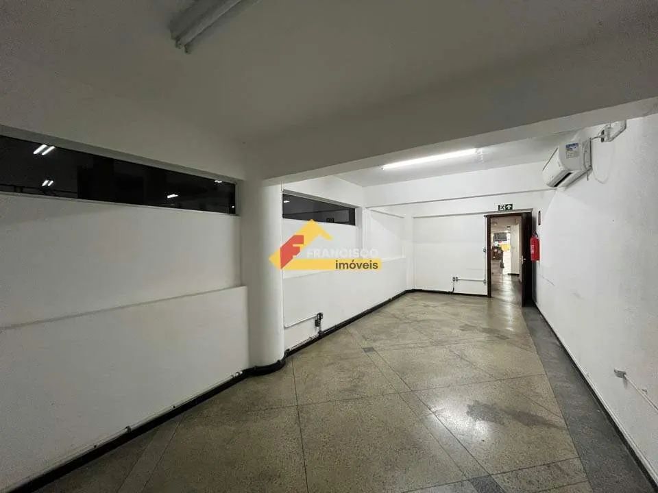 Sala comercial localizada no Centro