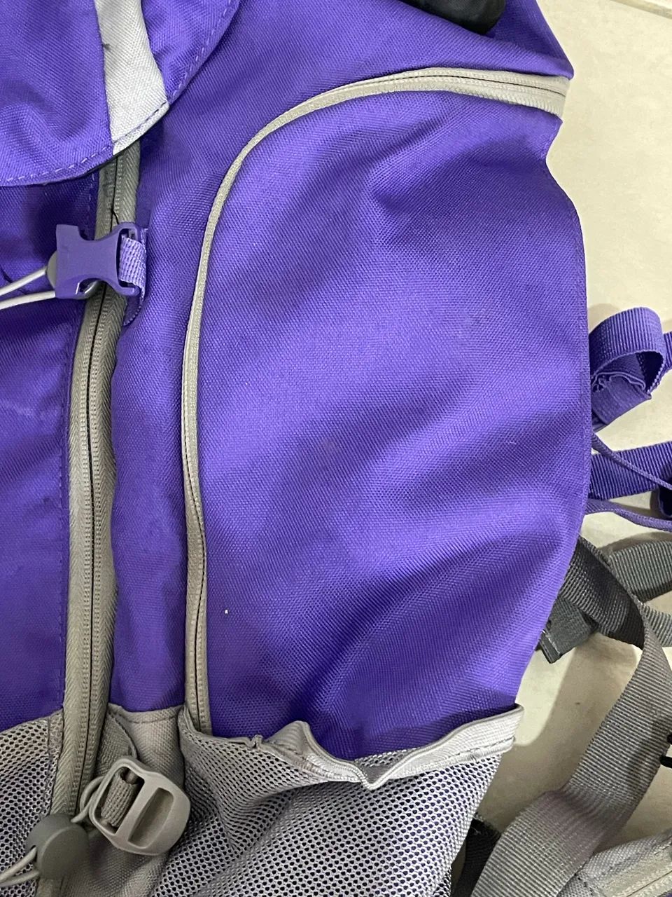 Mochila quechua feminina roxa 50l cargueira trekking - Foto 3